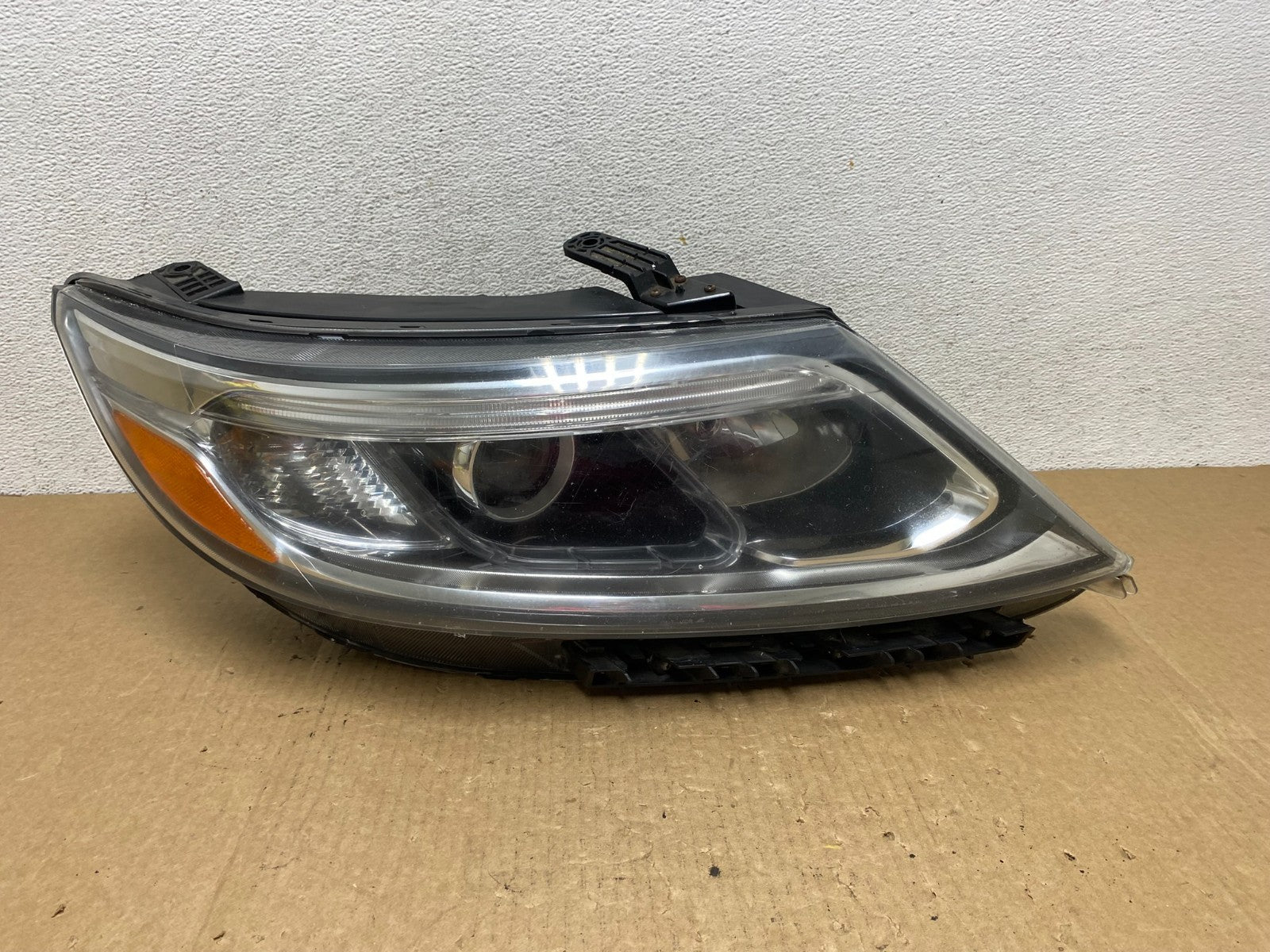 2014 to 2015 Kia Sorento Right Passenger RH Headlight Halogen AF9677 DW0
