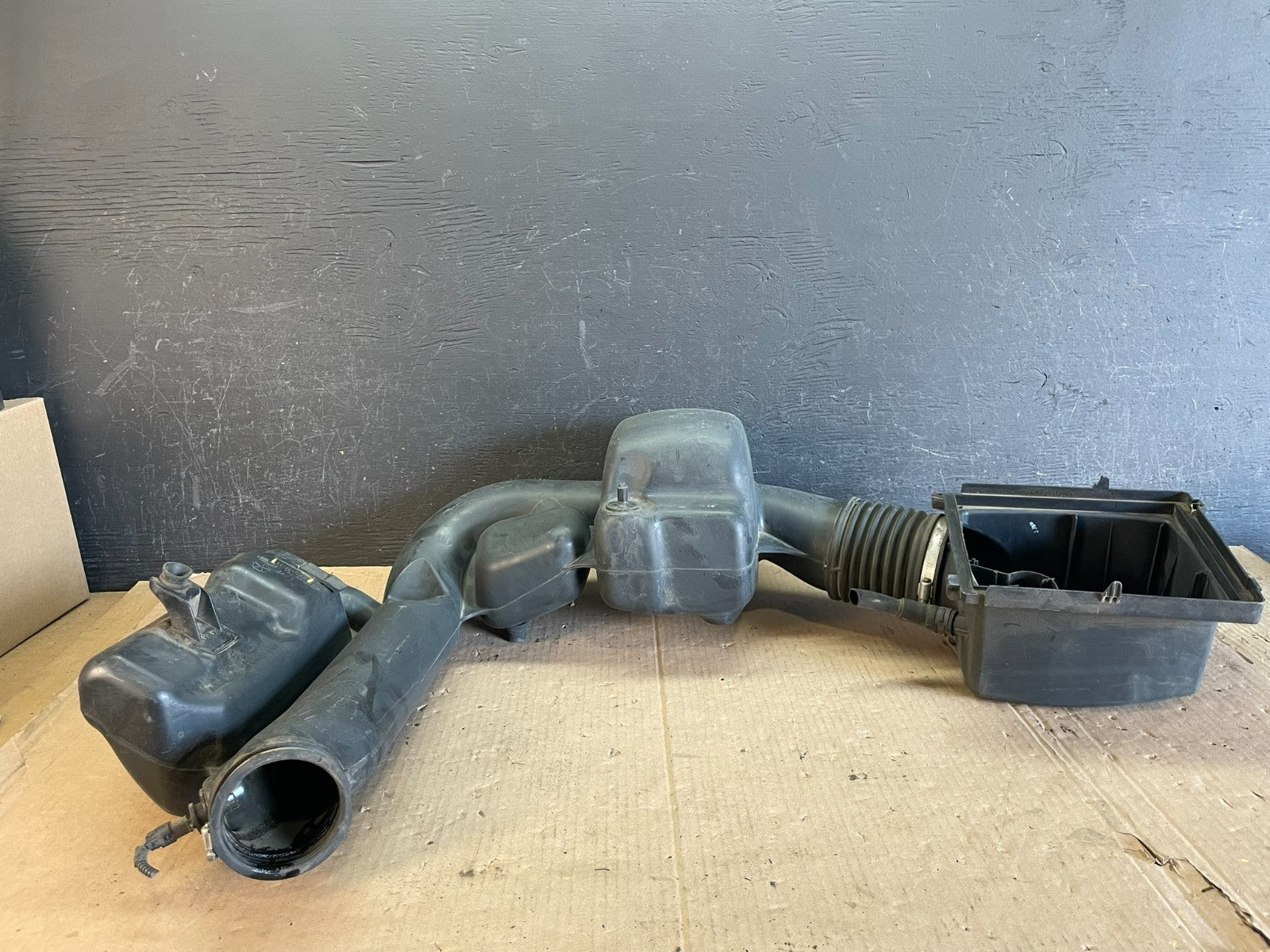 2011 - 2013 Dodge Durango 3.6L Resonator Air Intake Tube AD8607 DG3