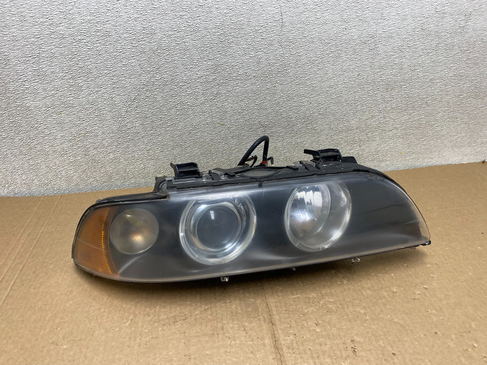 2001-2003 BMW E39 5 Series Headlight Right Passenger Side XENON OEM V0887 DW0