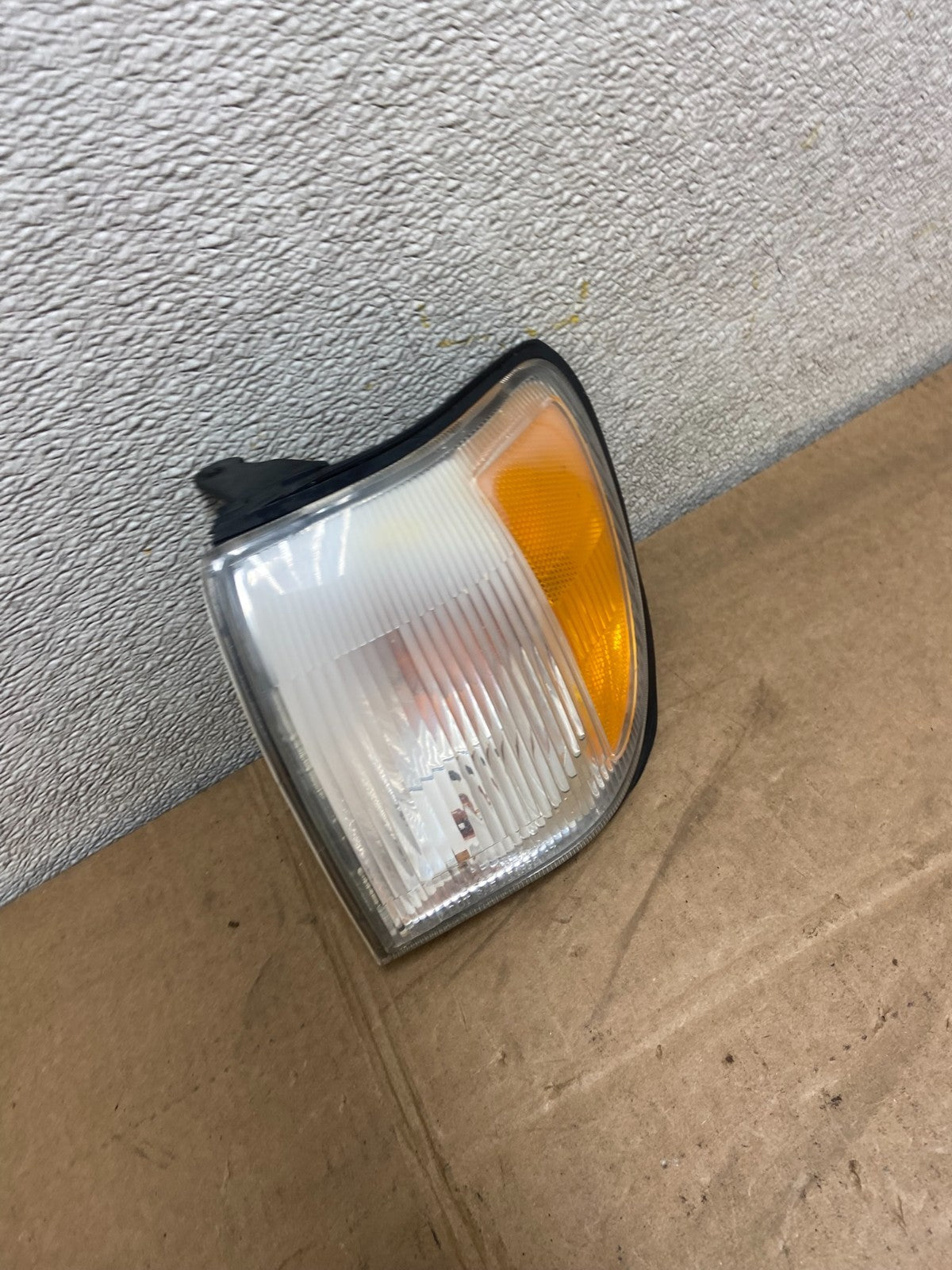 1999-2004 Nissan Pathfinder Front Left Driver Turn Signal Y5202 DW2