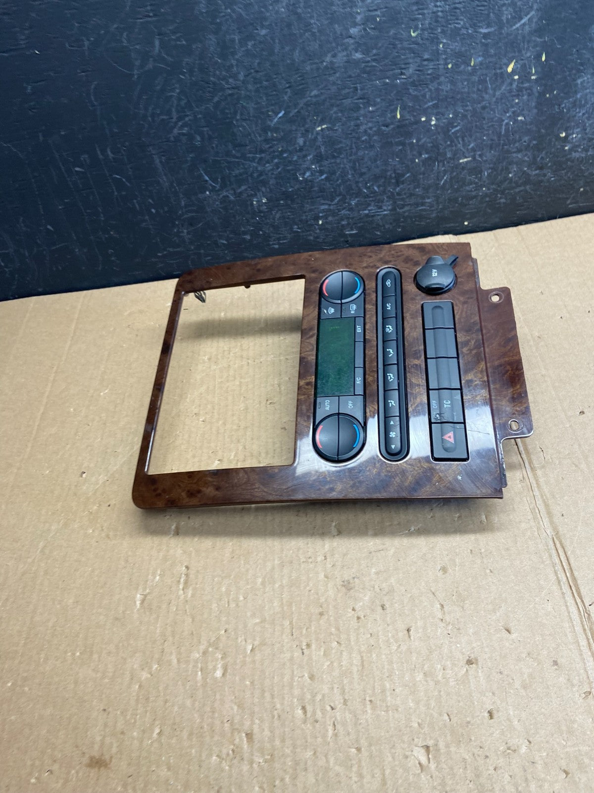 2005 to 2007 Ford Five Hundred Radio Climate Dash Bezel Surround AE4235 DG1