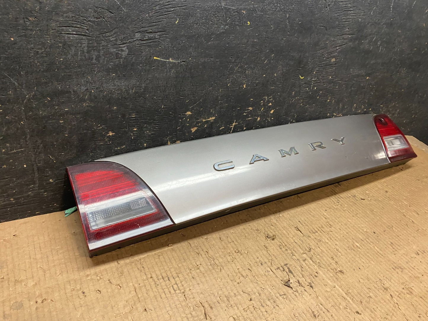 1995 1996 Toyota Camry Center Trunk Rear Tail Light OEM Y6599 DG1