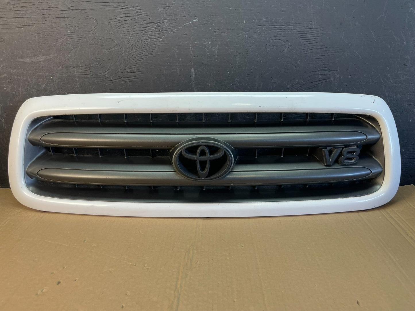2001 to 2004 Toyota Sequoia Front Upper Grill Grille W/ Emblem AC9742 DW0