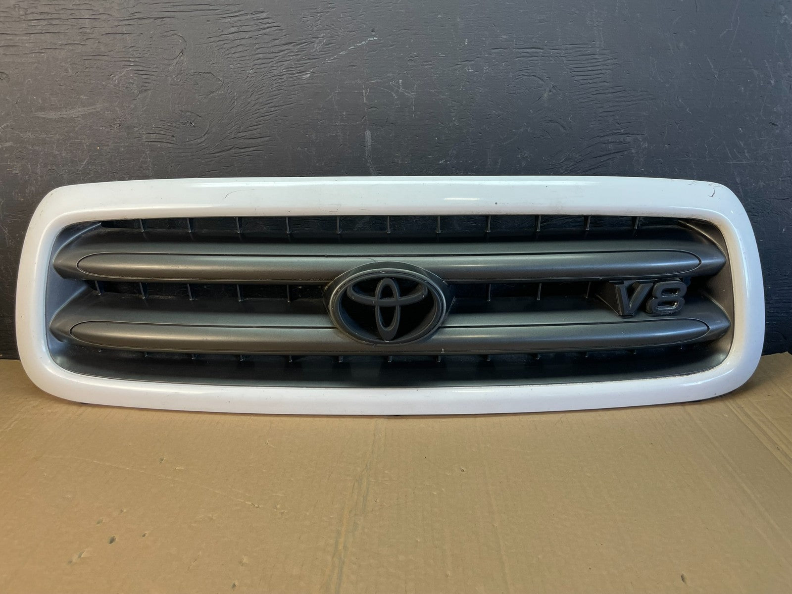 2001 to 2004 Toyota Sequoia Front Upper Grill Grille W/ Emblem AC9742 DW0