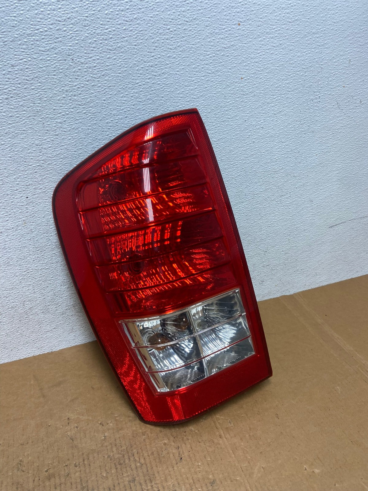 2007 to 2010 Hyundai Entourage Left Driver LH Side Tail Light AE0500 LK2