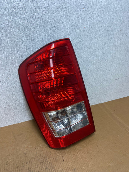 2007 to 2010 Hyundai Entourage Left Driver LH Side Tail Light AE0500 LK2