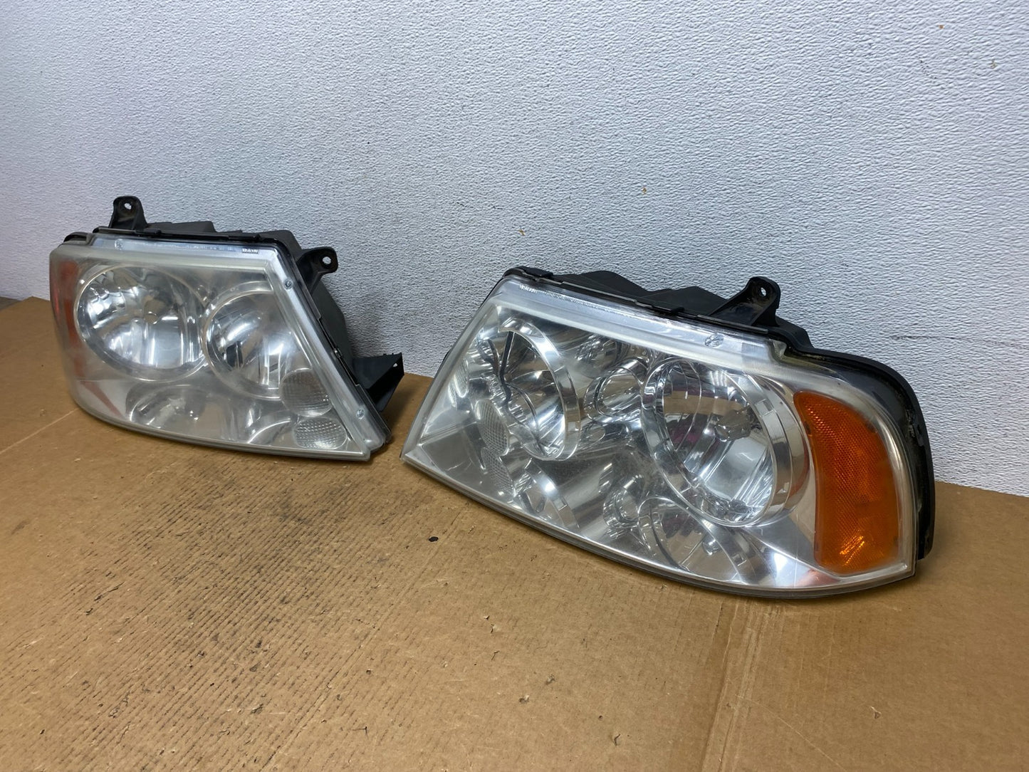 Halogen 2003-2006 Lincoln Navigator Left+Right Side Headlights AE0384 DW1