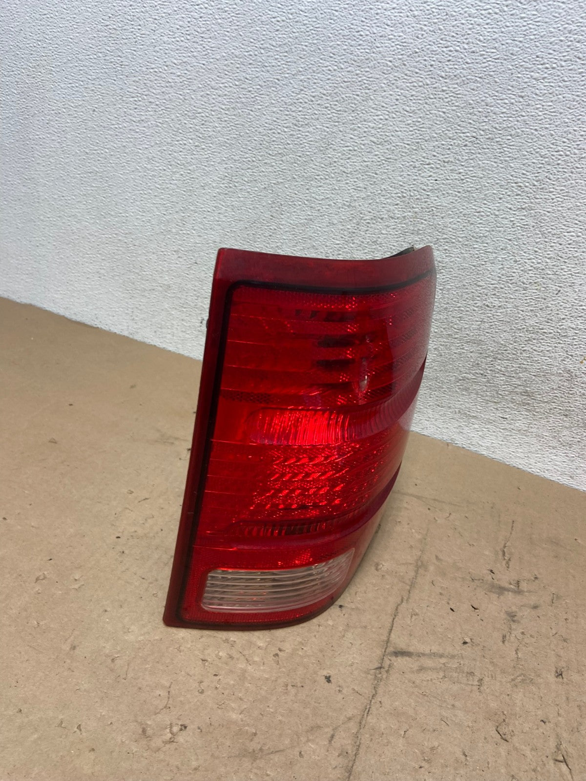 2002 to 2005 Ford Explorer Right Passenger Rh Side Tail light AG5518 LK2