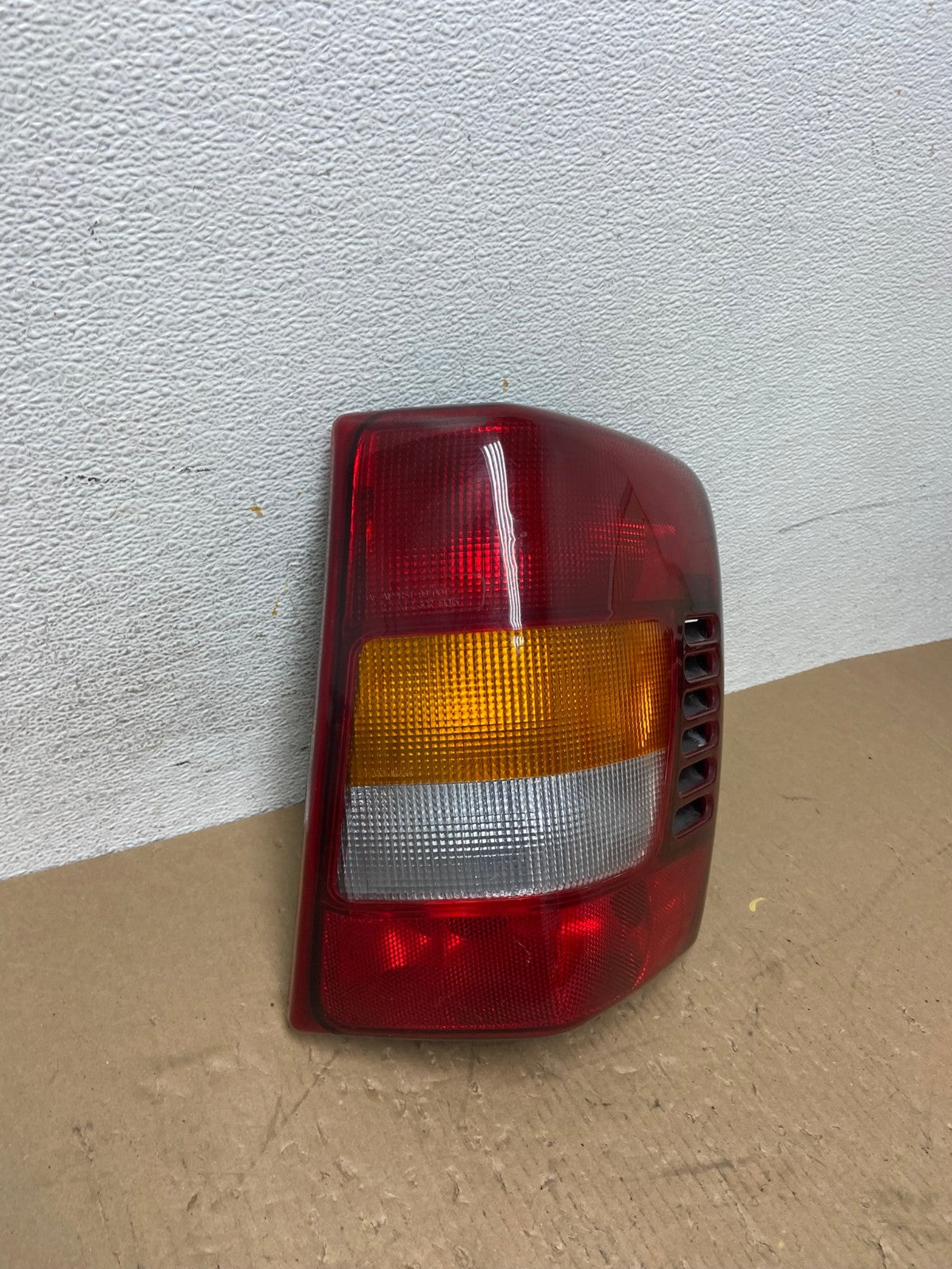 1999-2004 Jeep Grand Cherokee WJ Right Passenger Rh Tail Light AD7811 LK0
