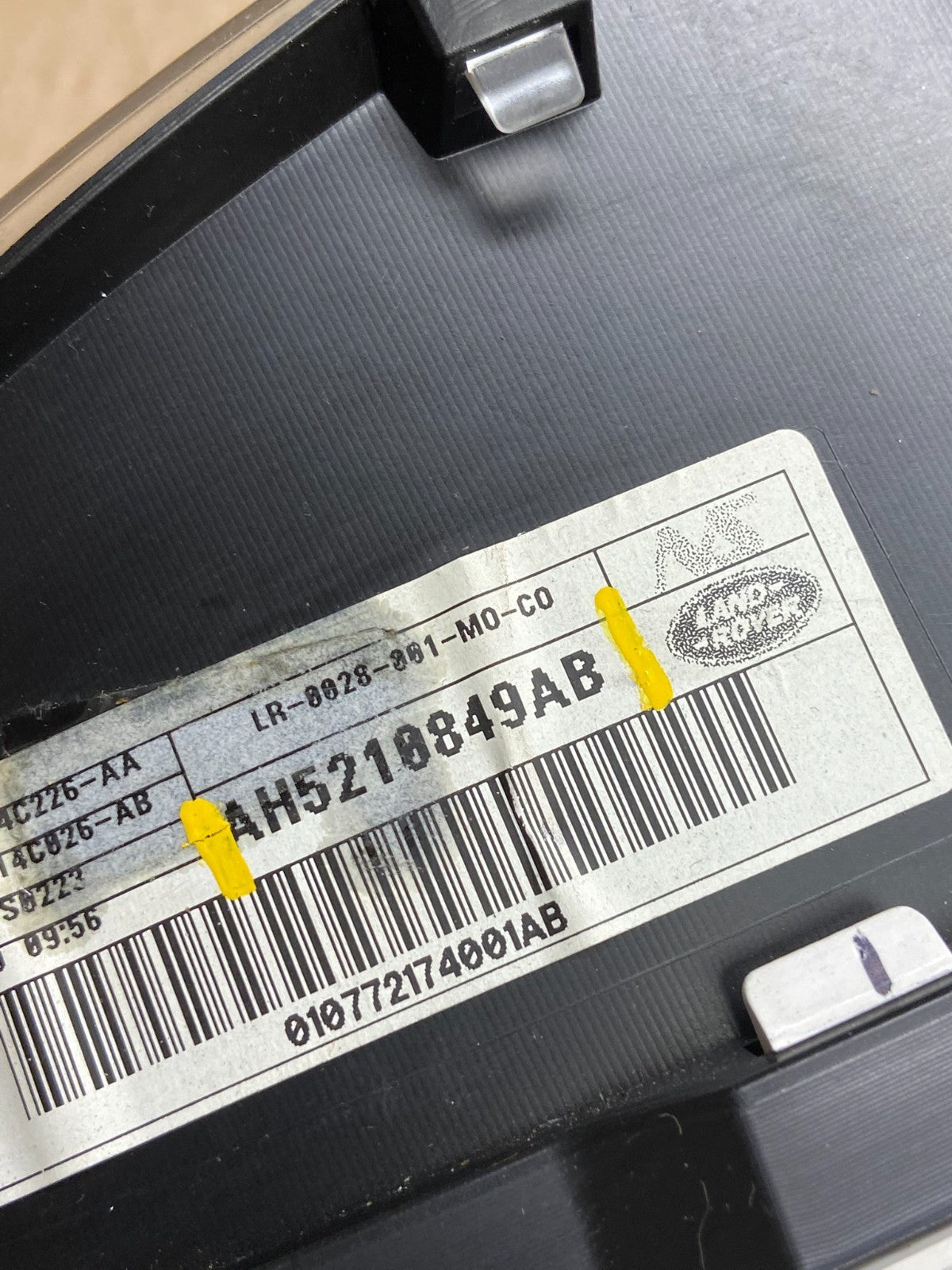 2008 2010 Land Rover LR2 Speedometer Cluster Gauge OEM U4961 DG6