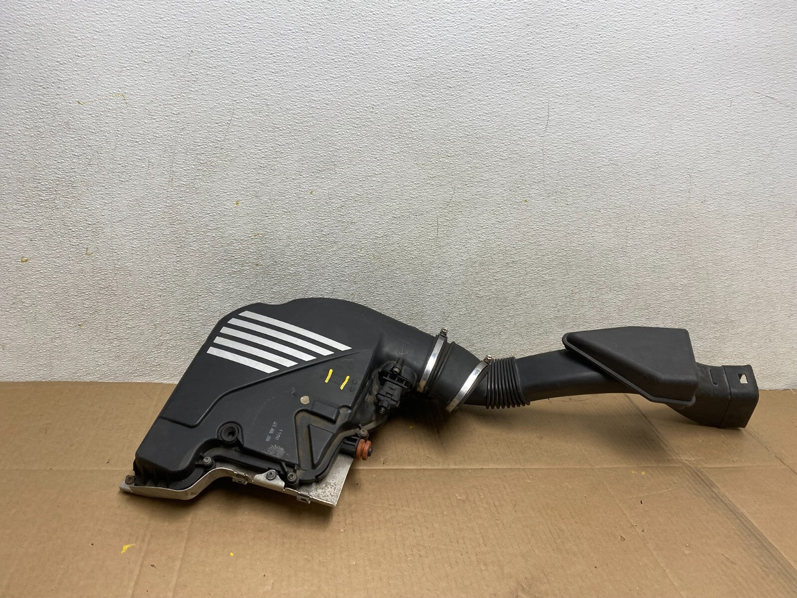 2011-2016 BMW F10 550 Left Driver Side Engine Air Cleaner Filter Bow G67540