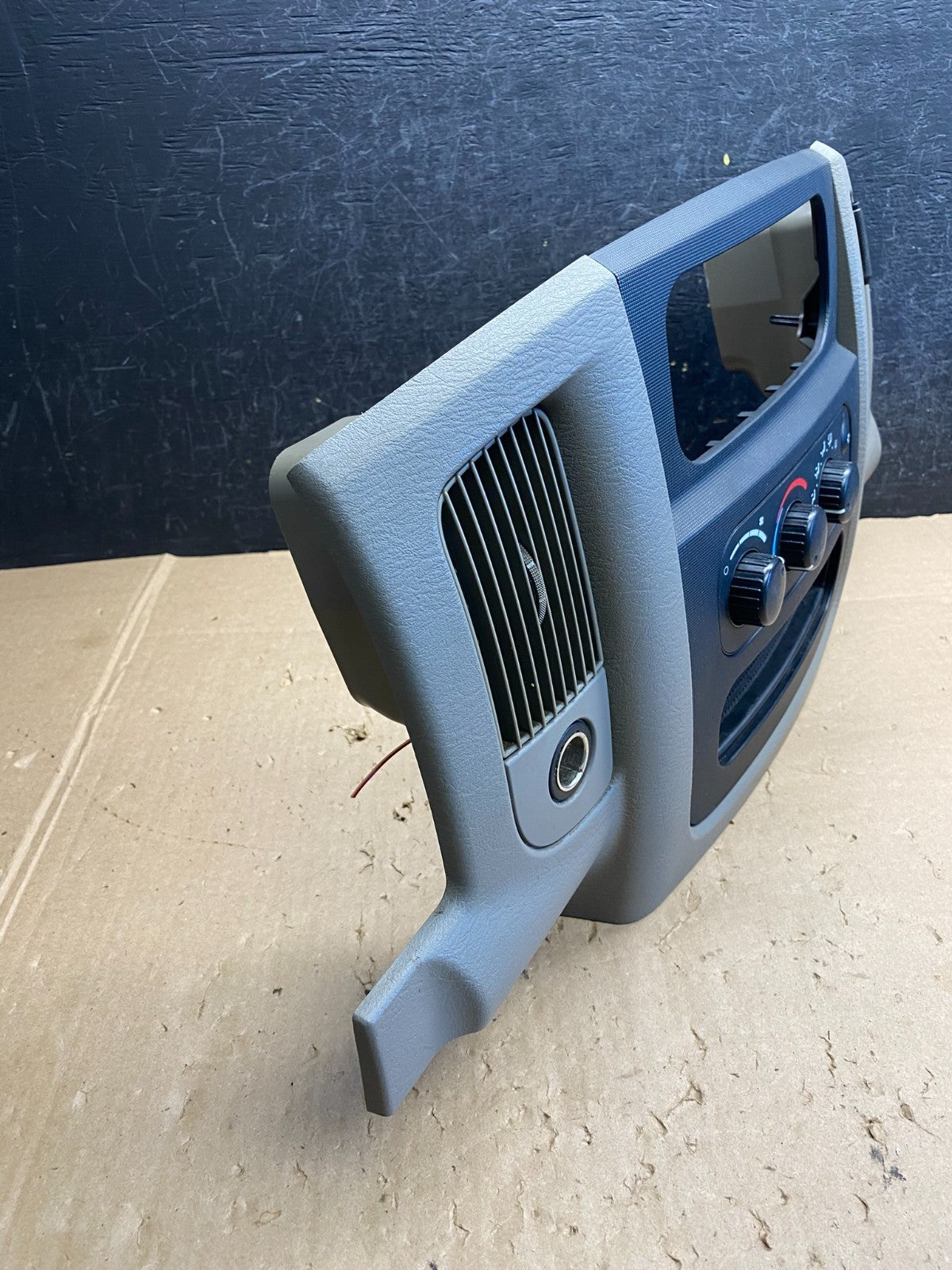 2002 to 2005 Dodge Ram Radio Climate Control Dash Air Vent Bezel Trim aj1323 DG1
