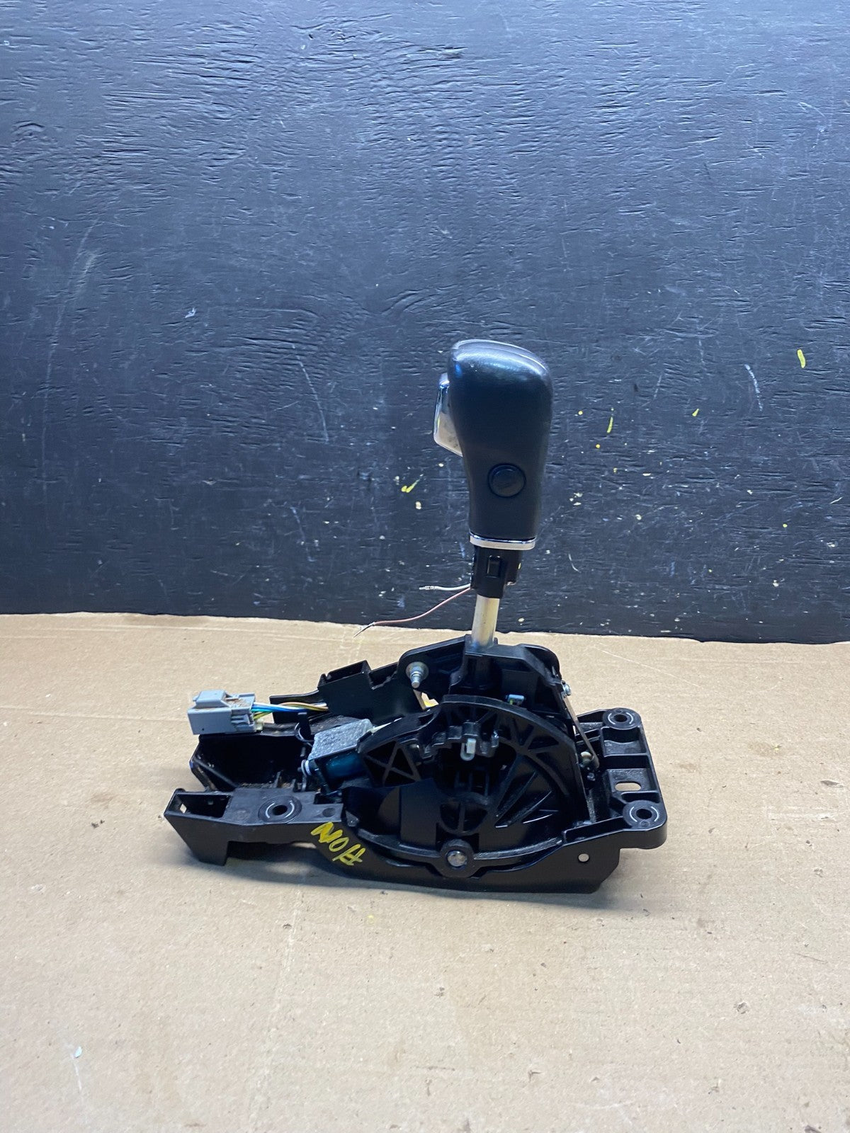 2013 to 2019 Lincoln MKT Automatic Transmission Gear Shifter Selector R2534 DG2