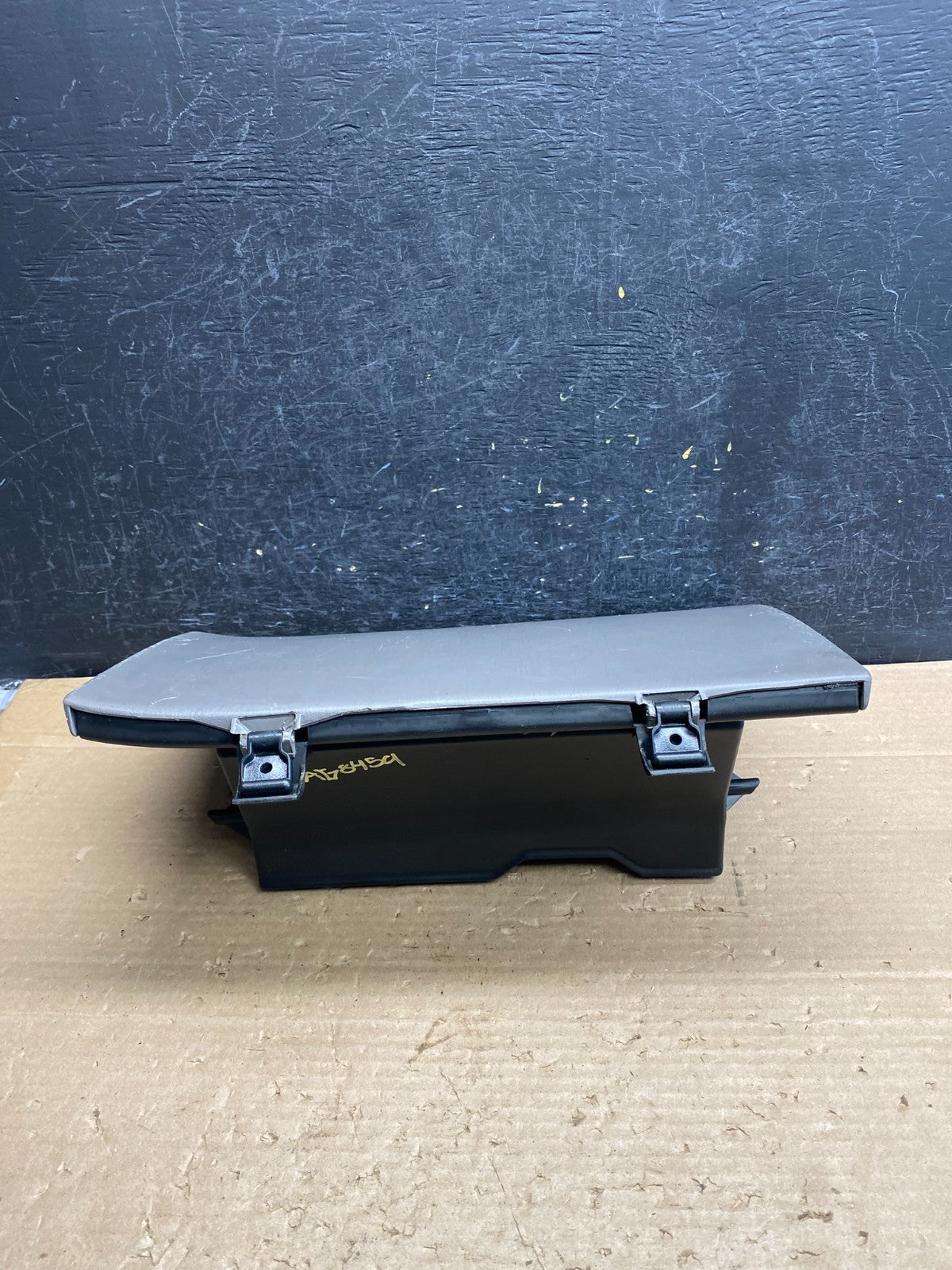 2001-2006 Toyota Sequoia Front Right Passenger Storage Glove Box AG8459 DG6