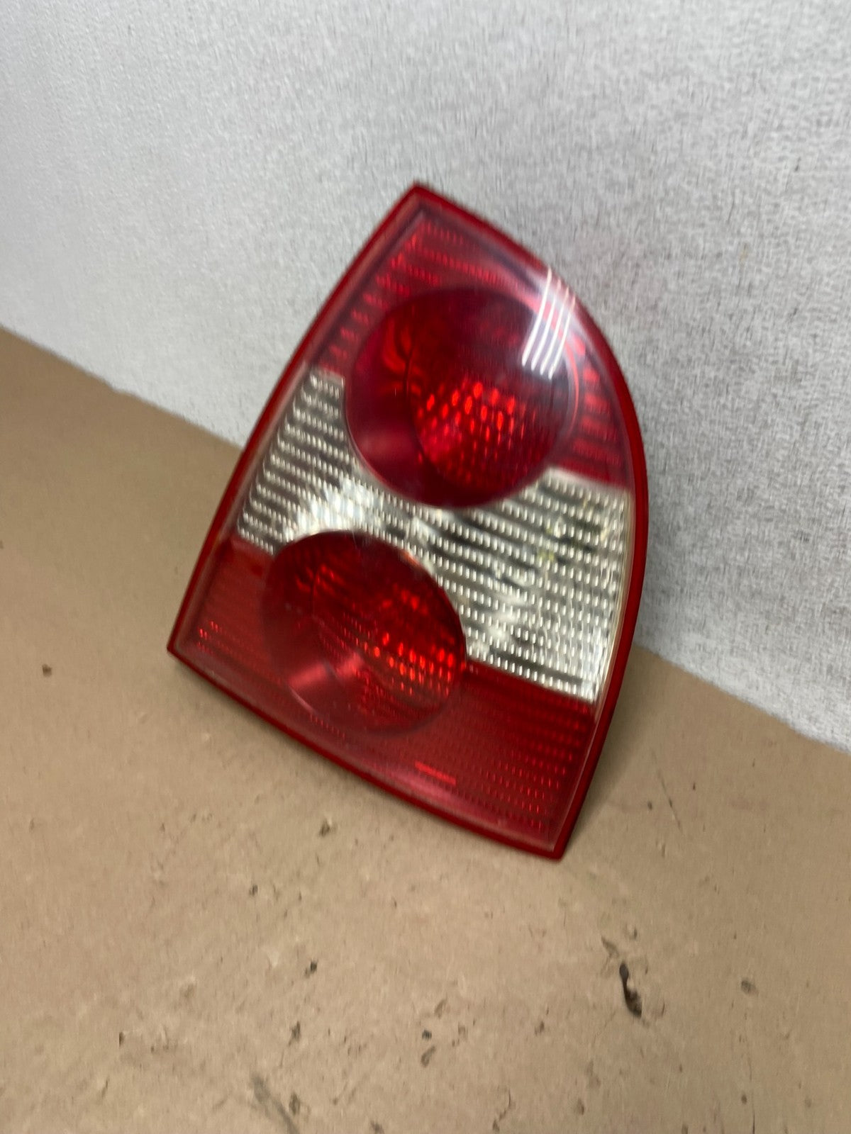 2001 to 2005 Volkswagen Right Passenger Side Tail Light AG41071