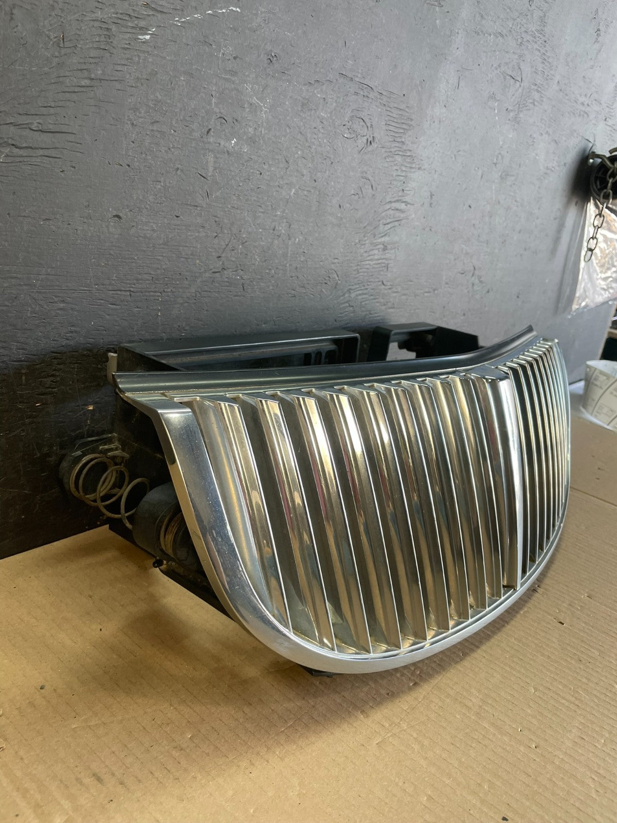 1998 to 2002 Lincoln Town Car Front Upper Grille Grill Chrome W/Emblem ae3545 DG2