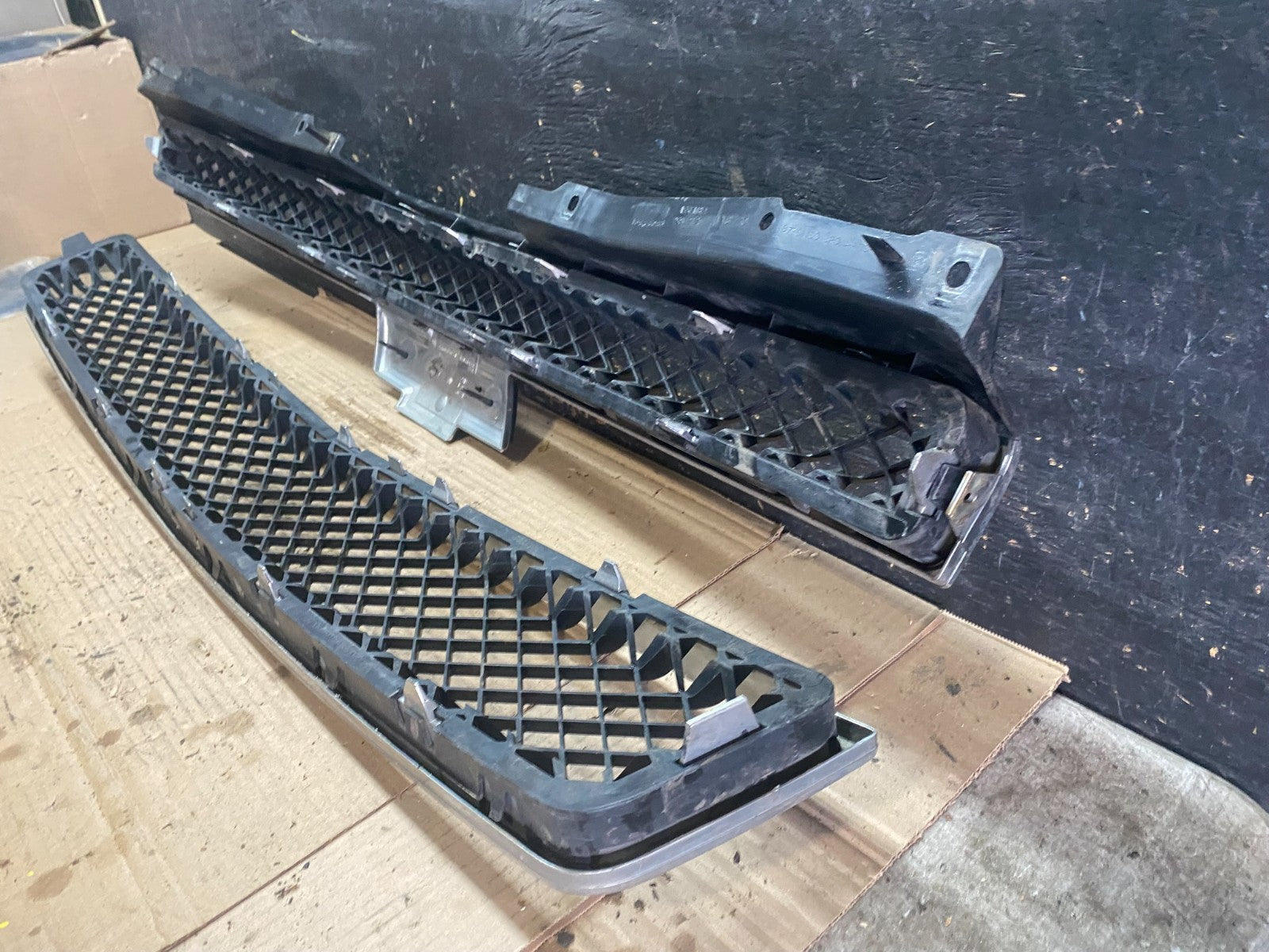 2007 to 2014 Chevrolet Tahoe Suburban Lower Upper Grill Grille Set Oem V2766 DG8