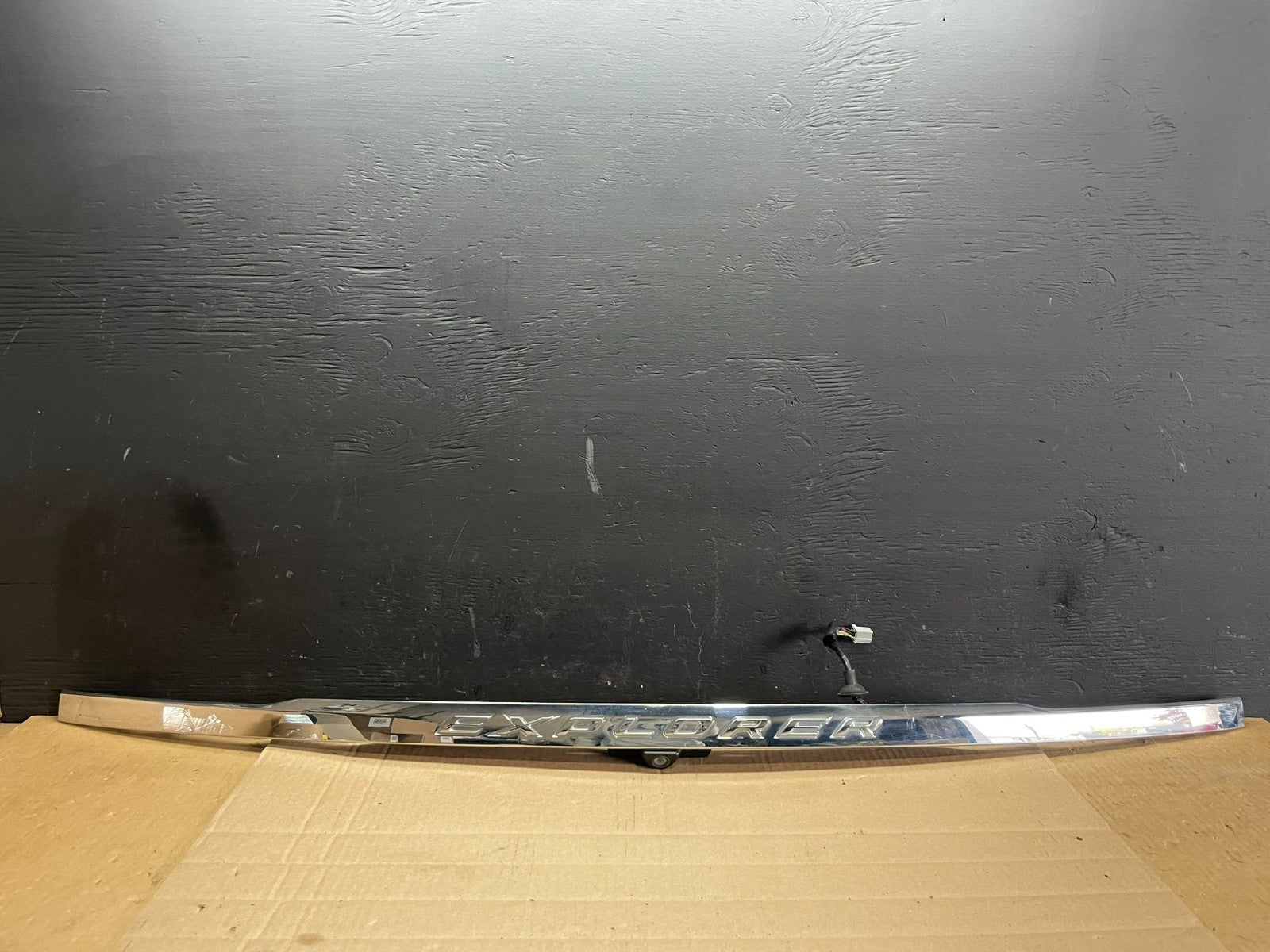 2011 to 2014 Ford Explorer Rear Tailgate Gate Trim Molding With Camera AB7593 DG0