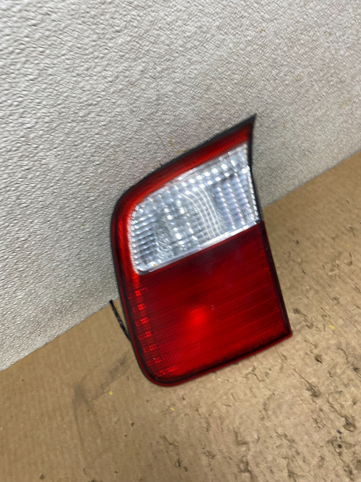 2001 - 2002 Subaru Forester Right Passenger RH Inner Lid Tail Light Oem W7529 DW2