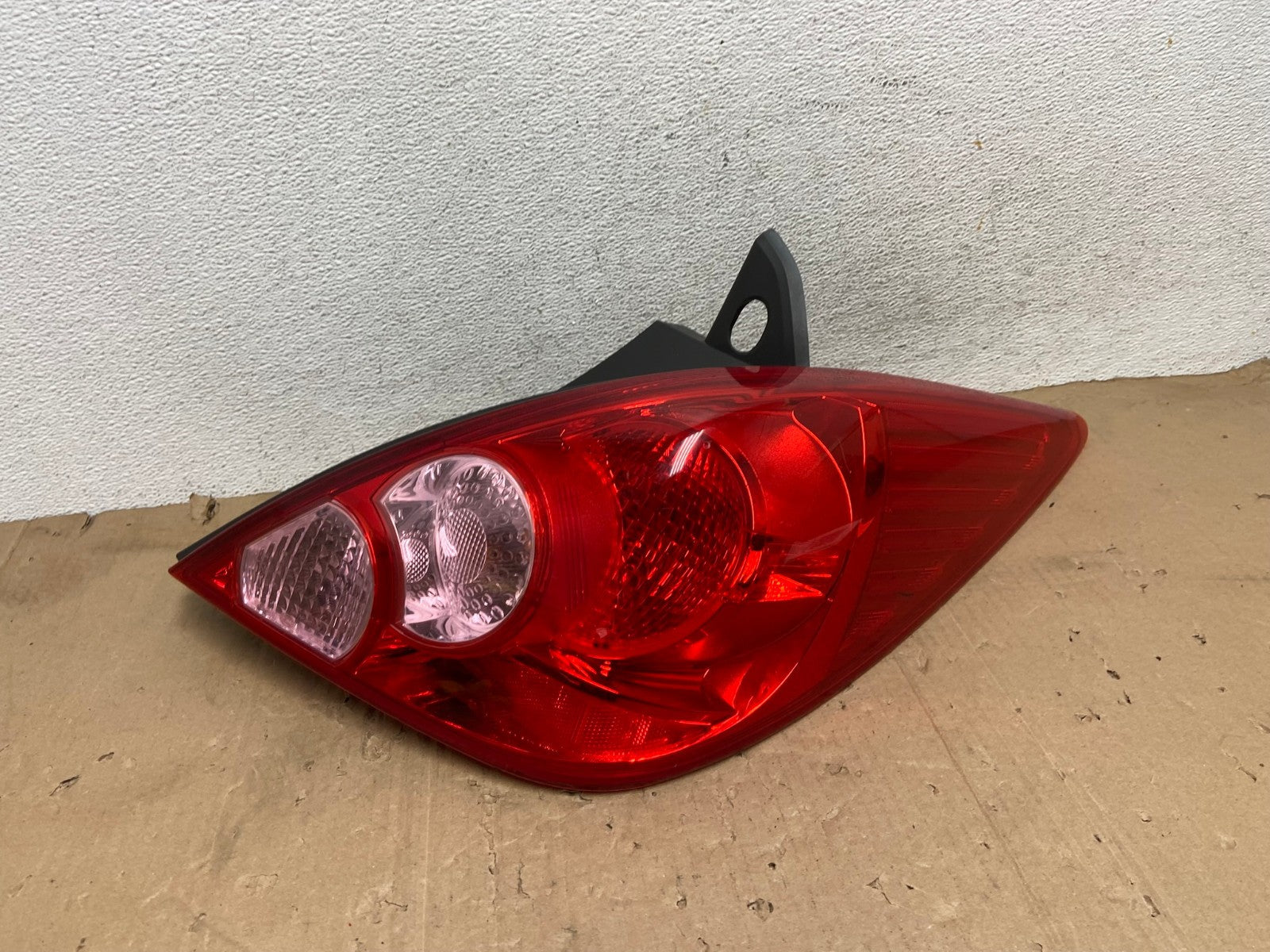 2007 - 2012 Nissan Versa Hatchback Right Passenger Side Tail Light AE9215 LK0