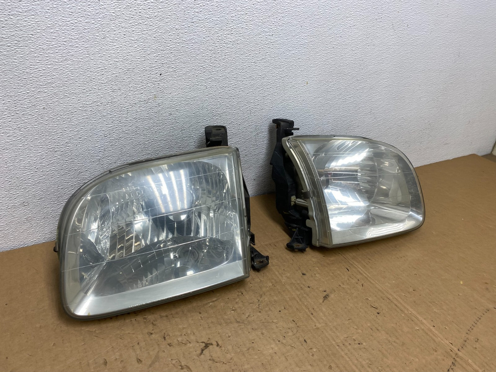 2001-2004 Toyota Sequoia Left+Right Side Halogen Headlights AC7717 DW2