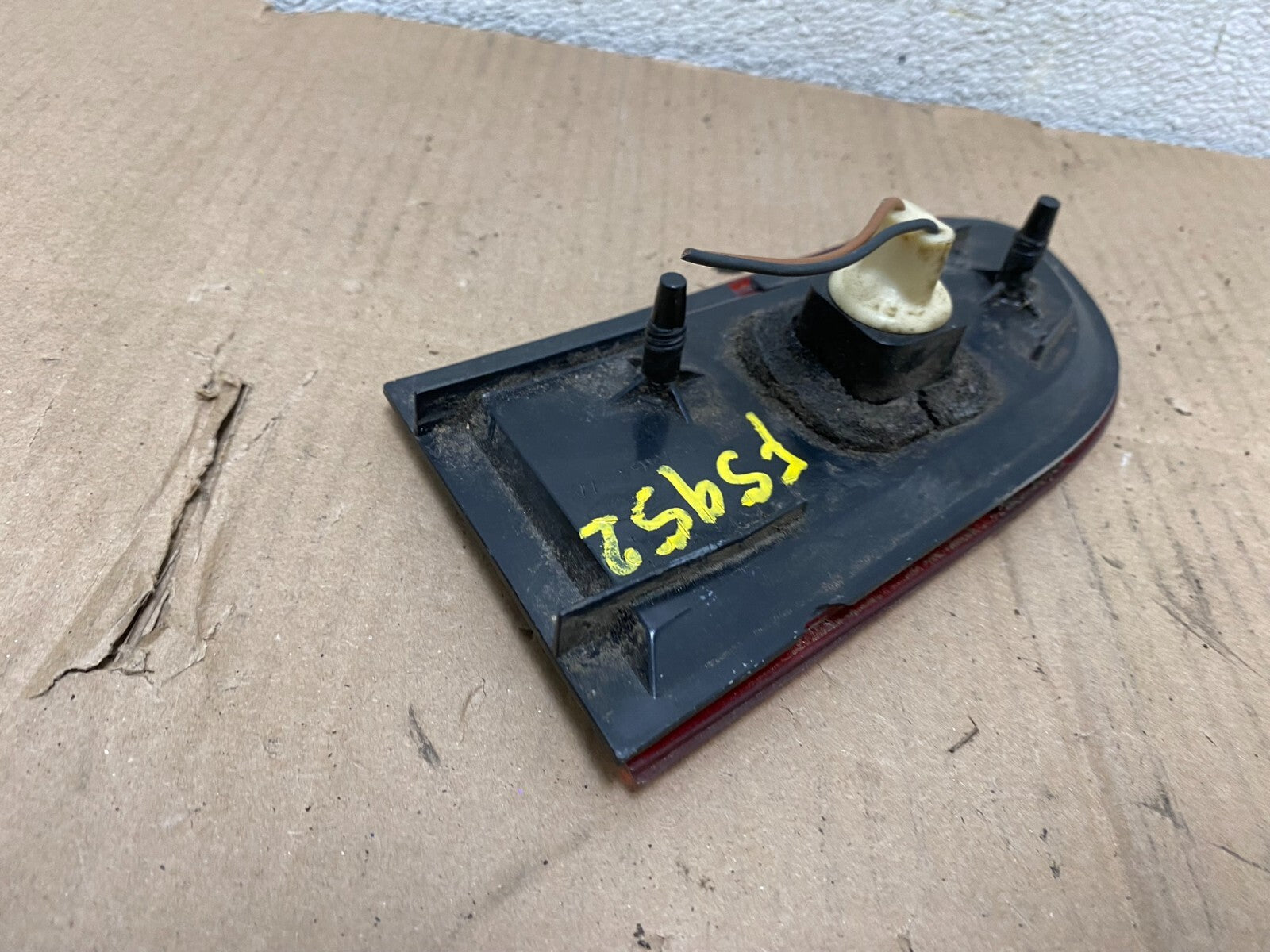 1987 1988 Mercury Cougar Right Passenger Tail Light Corner Reflector F59523