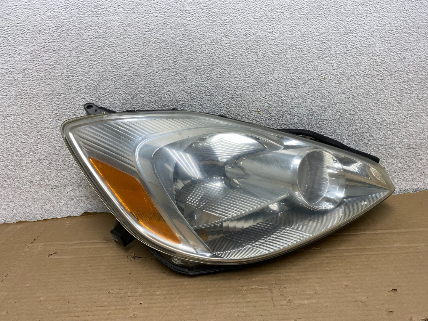 2004-2005 Toyota Sienna Right Passenger Xenon Headlight AG8145 DW0