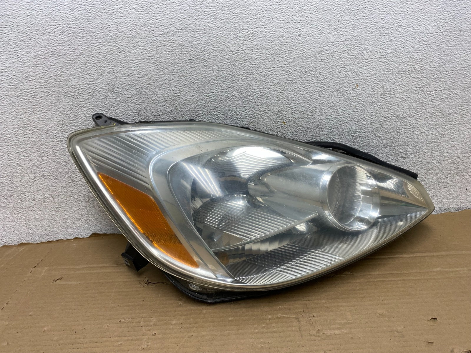 2004-2005 Toyota Sienna Right Passenger Xenon Headlight AG8145 DW0