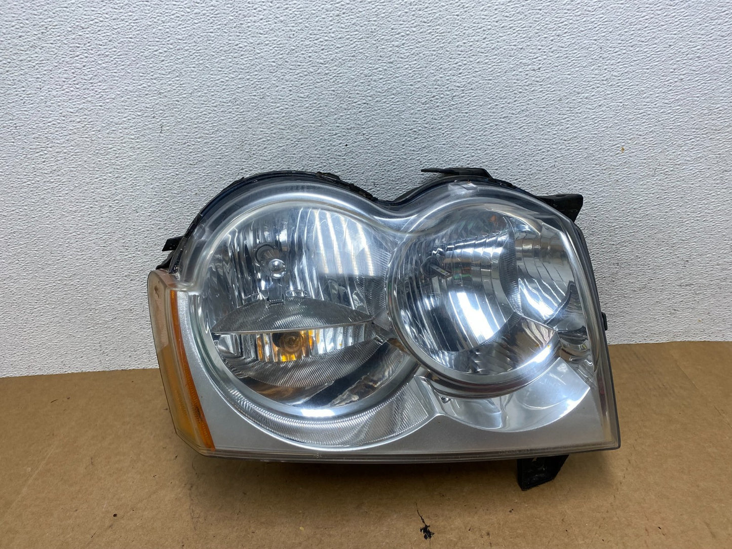 2005-2007 Jeep Grand Cherokee Right Passenger RH Halogen Headlight AE3220 DW0