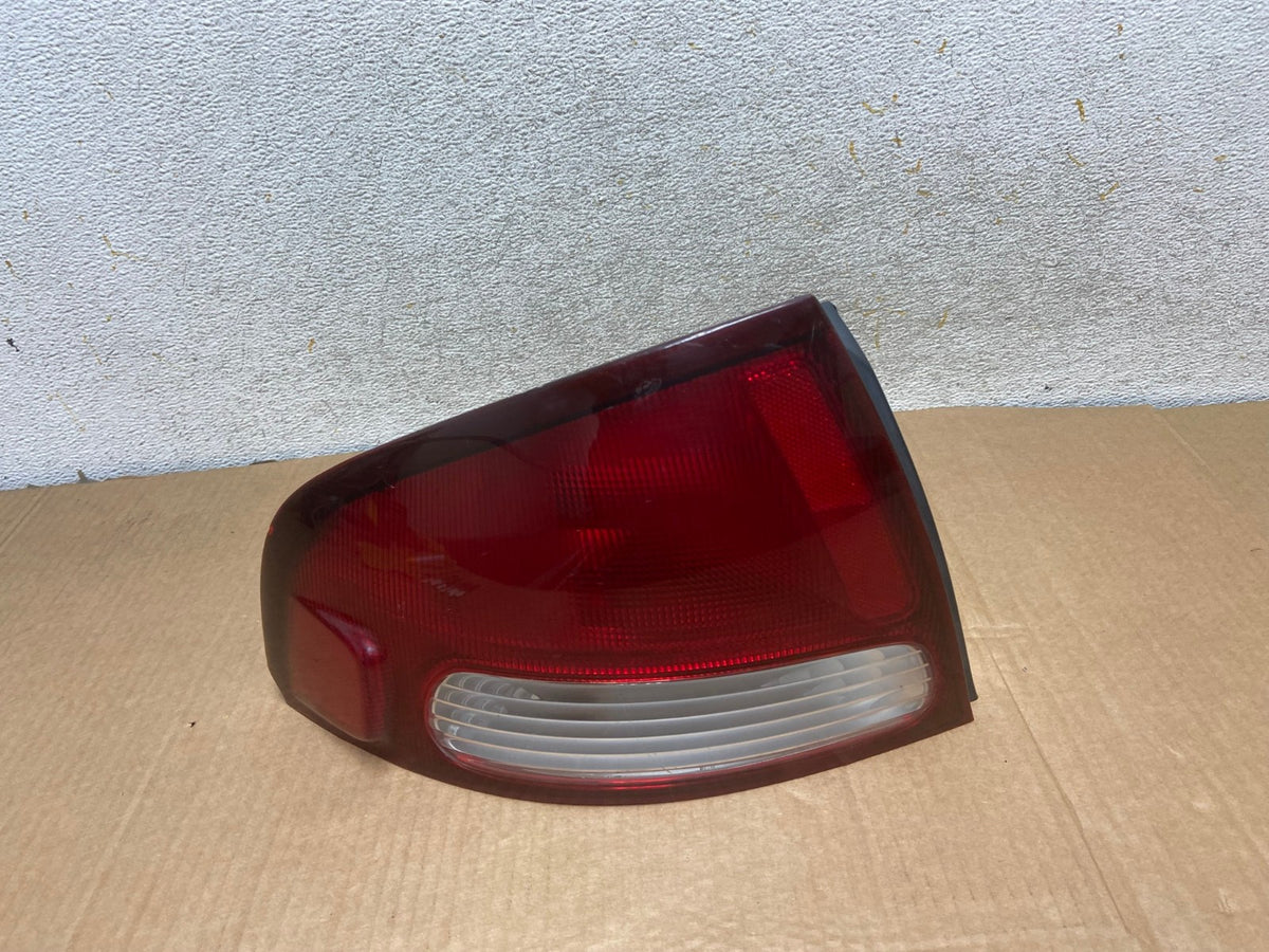 2000 2001 2002 2003 Nissan Sentra Left Driver Side Tail Light AI6822 LK0