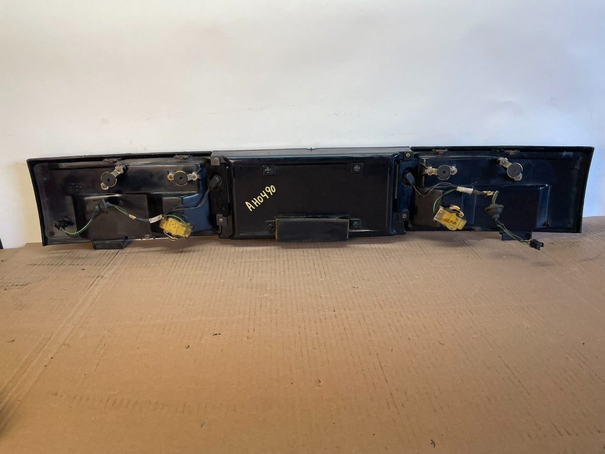 1992 1993 Chevrolet Cavalier Rear Trunk LID Center Tail Light AH0490 DG3