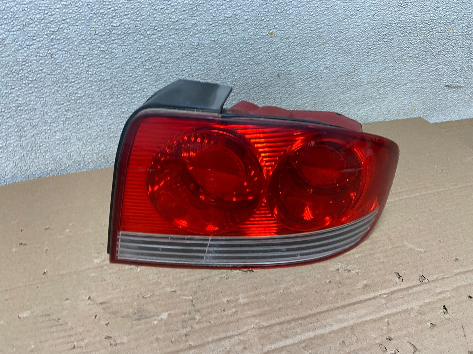 2002 - 2005 Hyundai Sonata Right Passenger RH Side Tail Light OEM AB1381 LK0