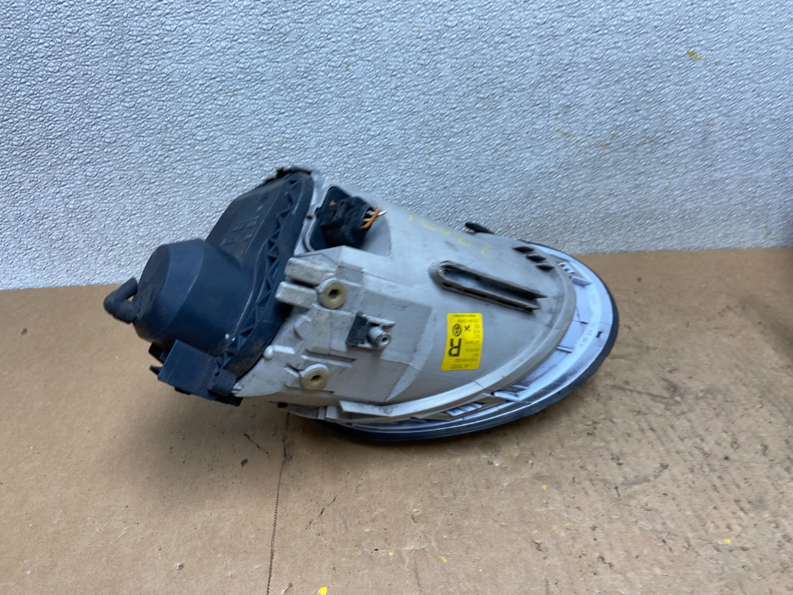 1998 to 2005 Volkswagen Beetle Right Passenger Side Headlight AD1100 DW6
