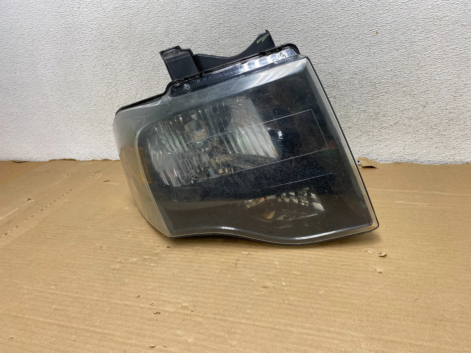 2007 to 2014 Ford Expedition Right Passenger RH side Headlight Halogen AG8117 DW2