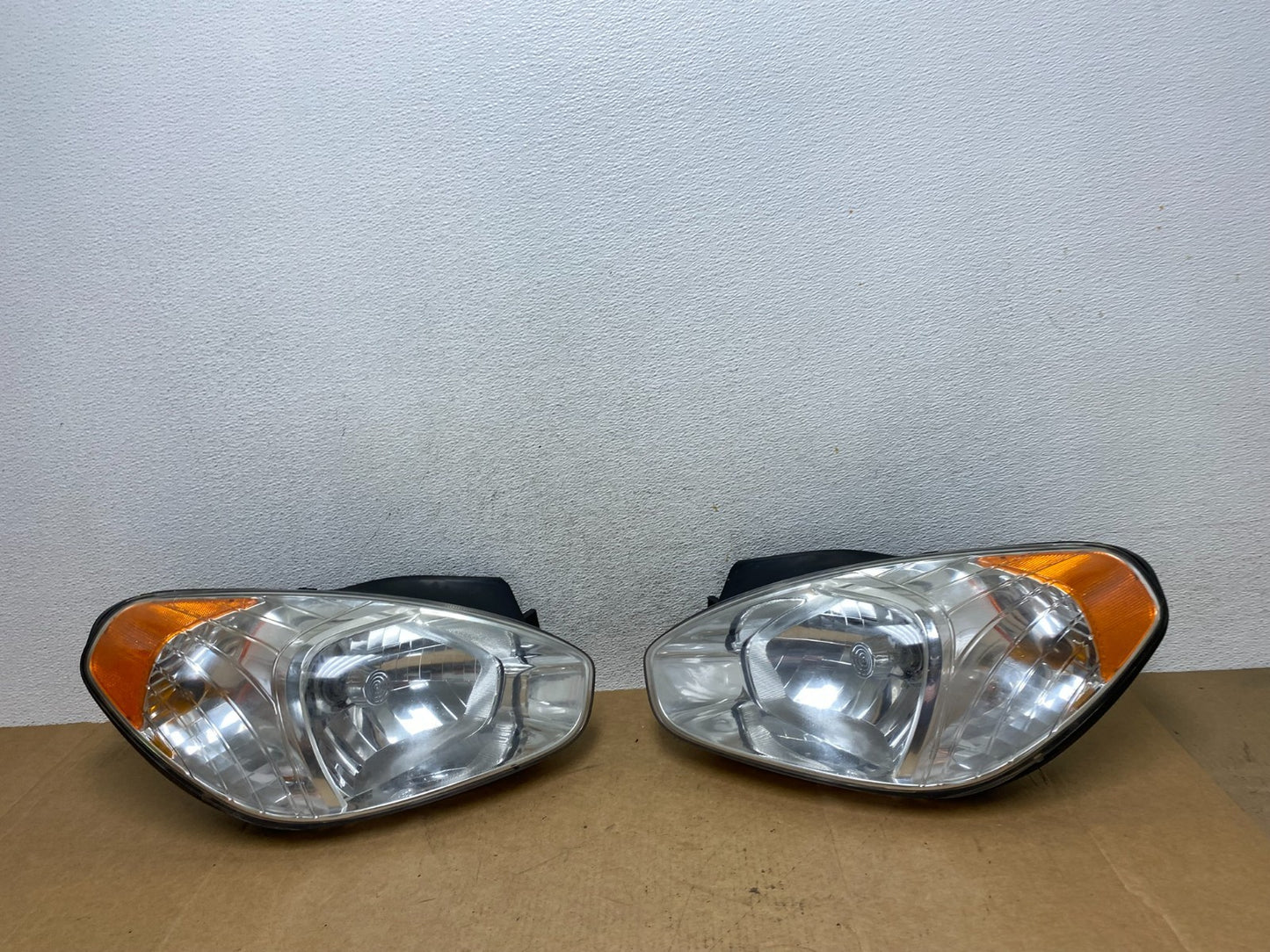 2006 to 2011 Hyundai Accent Sedan Left+Right Halogen Headlights AE2997 DW0