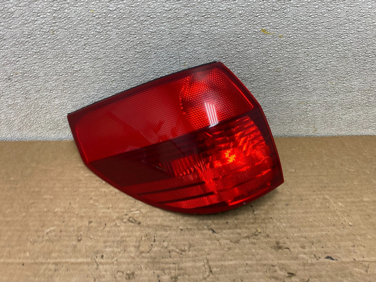 2004 to 2005 Toyota Sienna Left Driver LH Side Tail Light Z3058 DW0