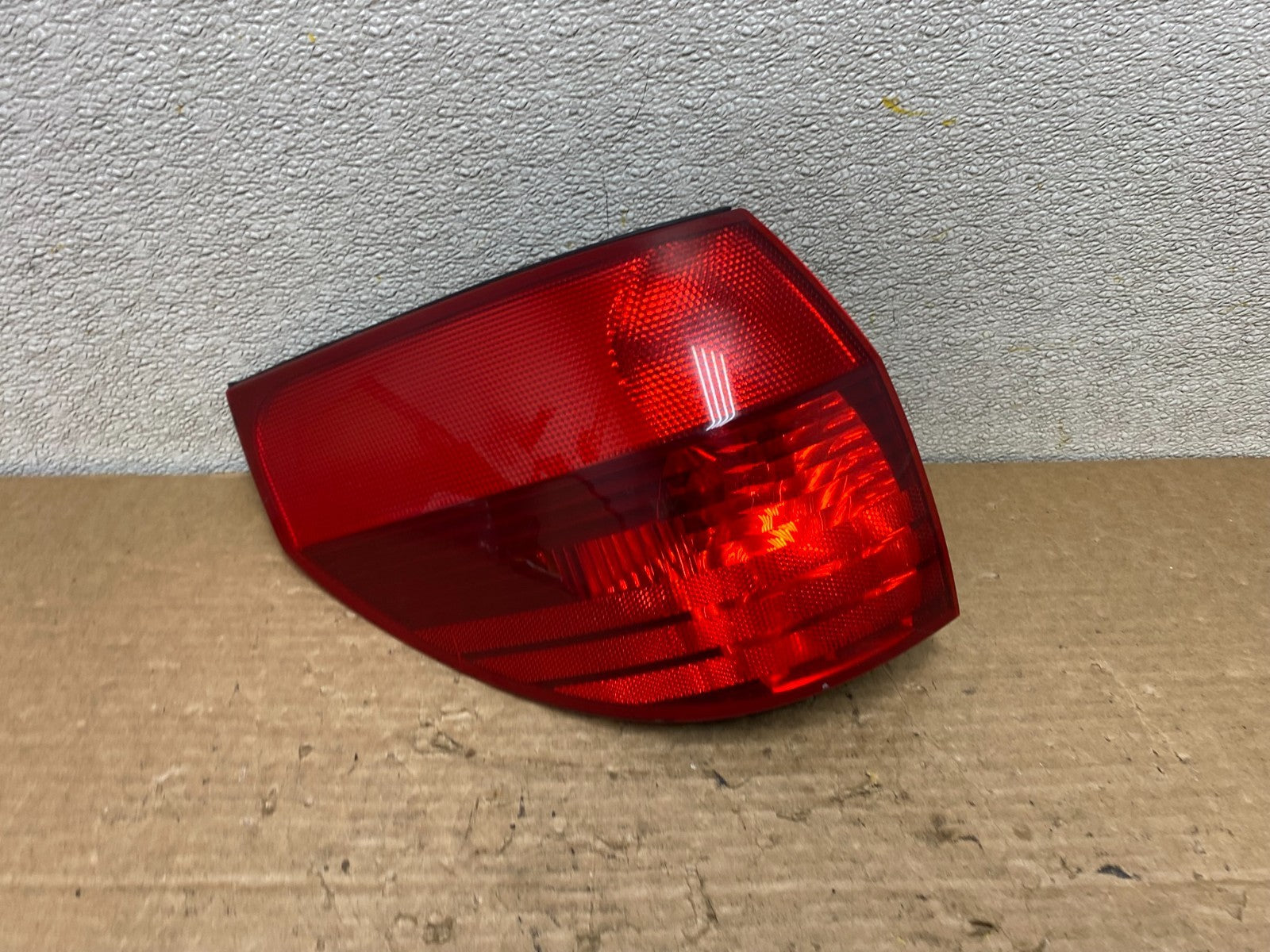 2004 to 2005 Toyota Sienna Left Driver LH Side Tail Light Z3058 DW0