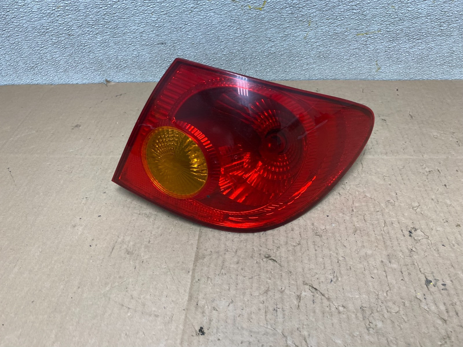 2003 to 2005 Toyota Corolla Right Passenger RH Side Tail Light Oem W0849 DW0