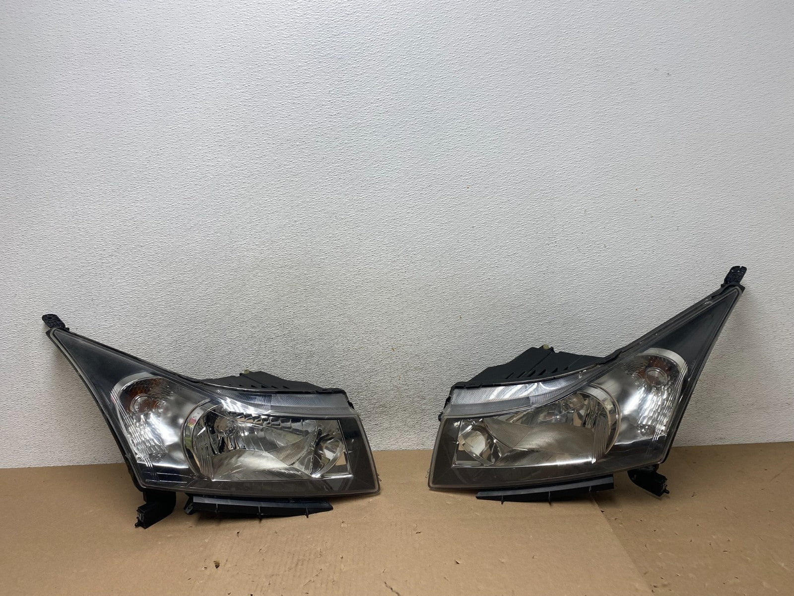 2011 to 2015 Chevrolet Cruze Halogen Left+Right Set Headlights AG5768 DW0