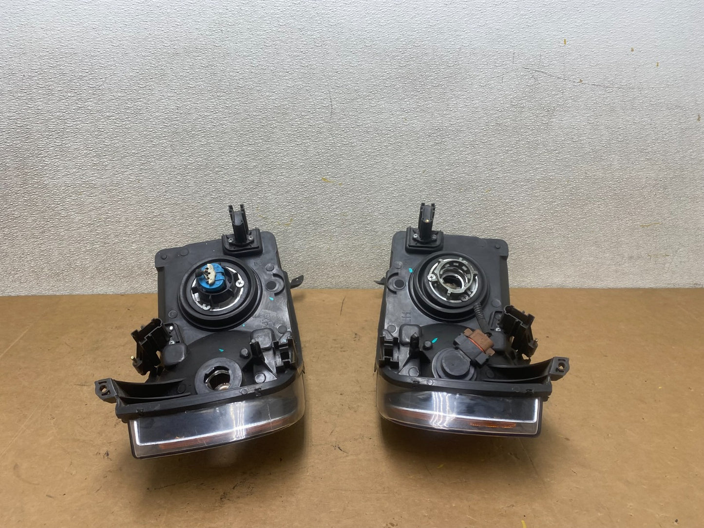 2002 to 2005 Dodge Ram Left+Right Side Halogen Headlights X5331 DW11