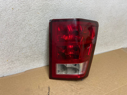 2005 - 2006 Jeep Grand Cherokee Right Passenger Rh Tail Light AH7823 LK1