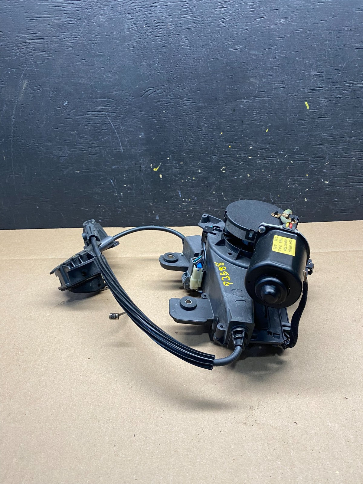 2007-2014 Kia Sedona Left Electric Power Sliding Door Motor Regulator P3588 DG2