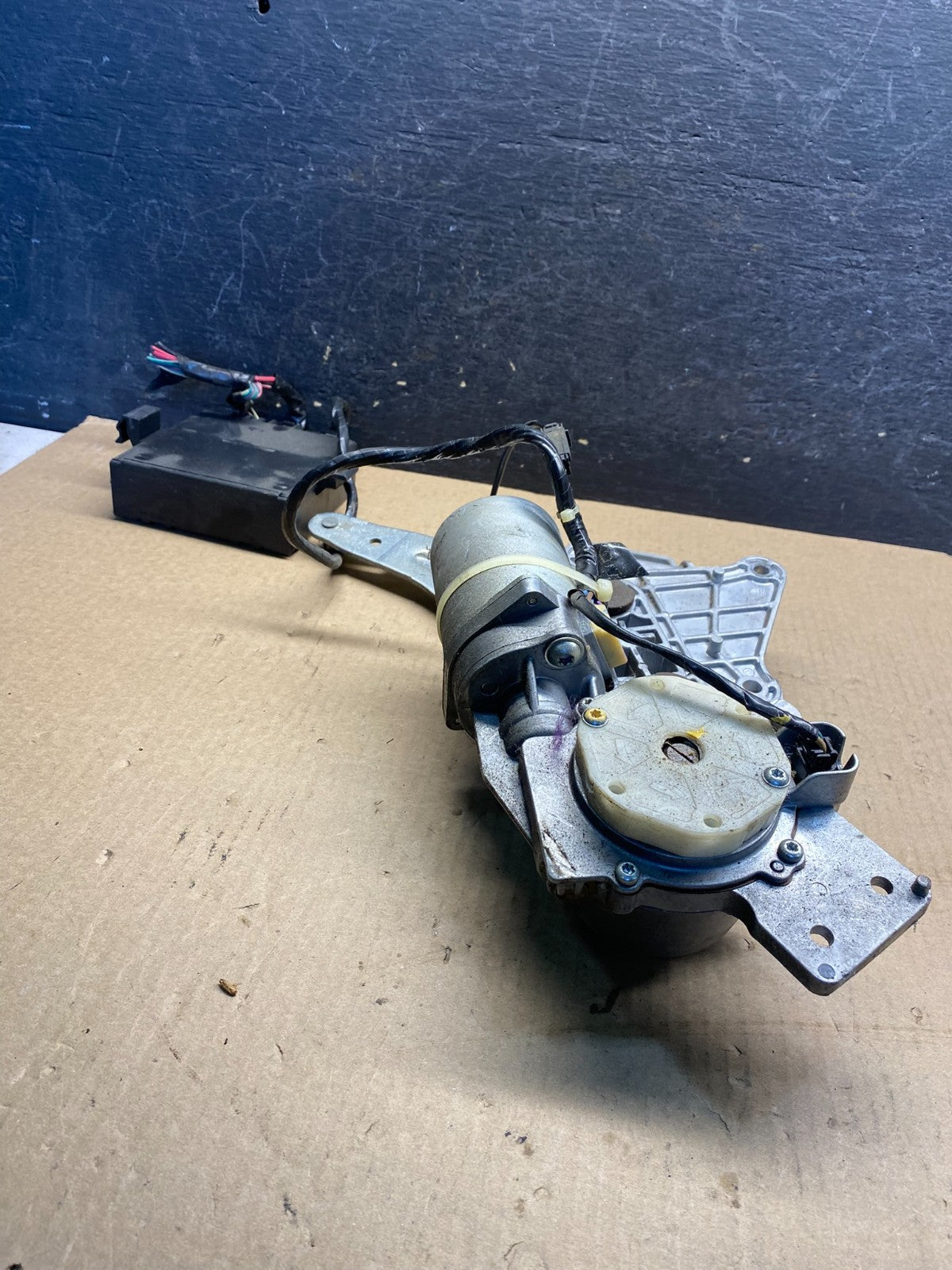 2007 - 2014 Escalade Tahoe Power Lift Gate Motor Tailgate Hatch AH4649 DG3