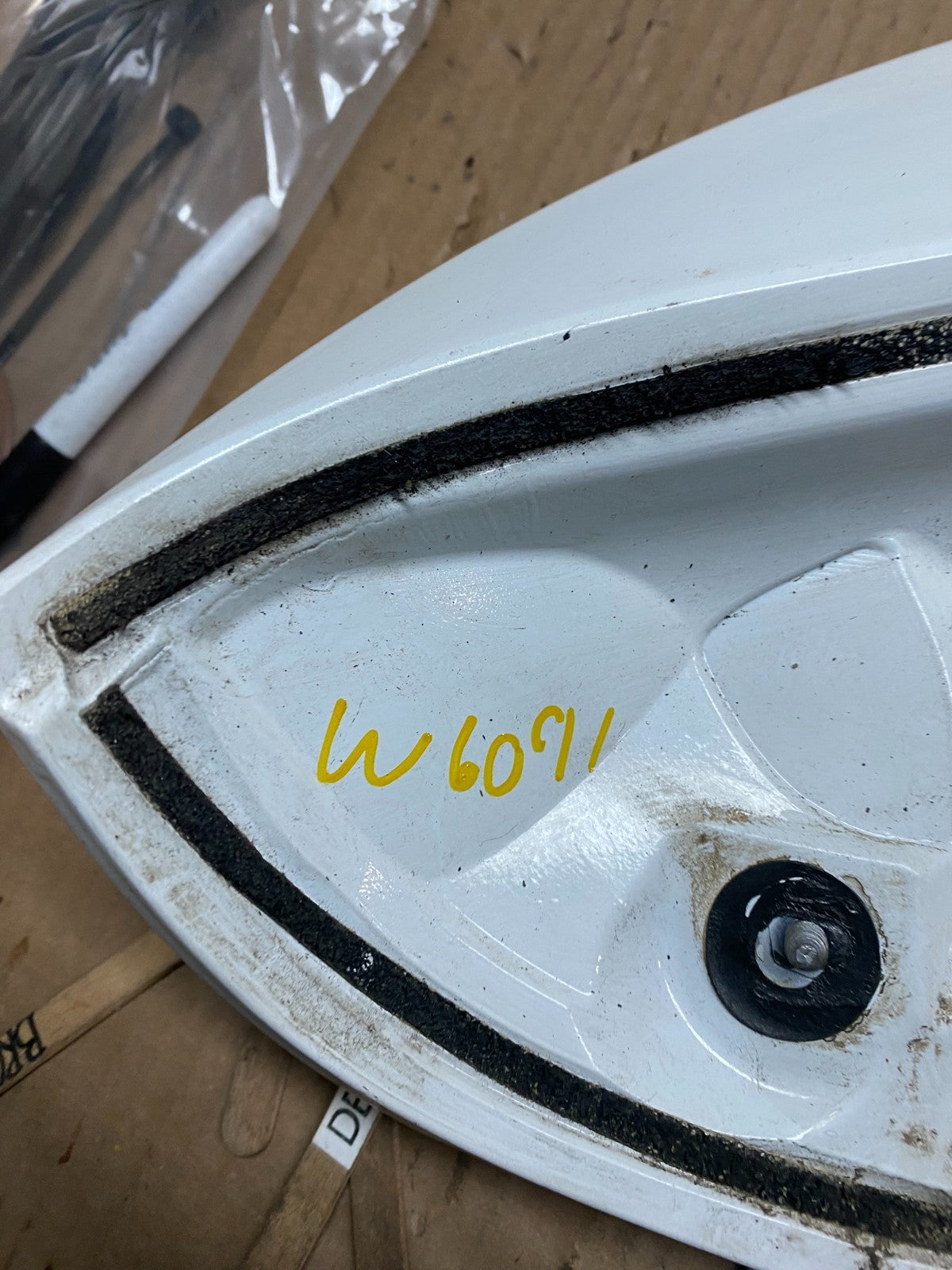 2015 to 2020 Kia Sedona Rear Trunk Spoiler Wing Oem W6091 DG14