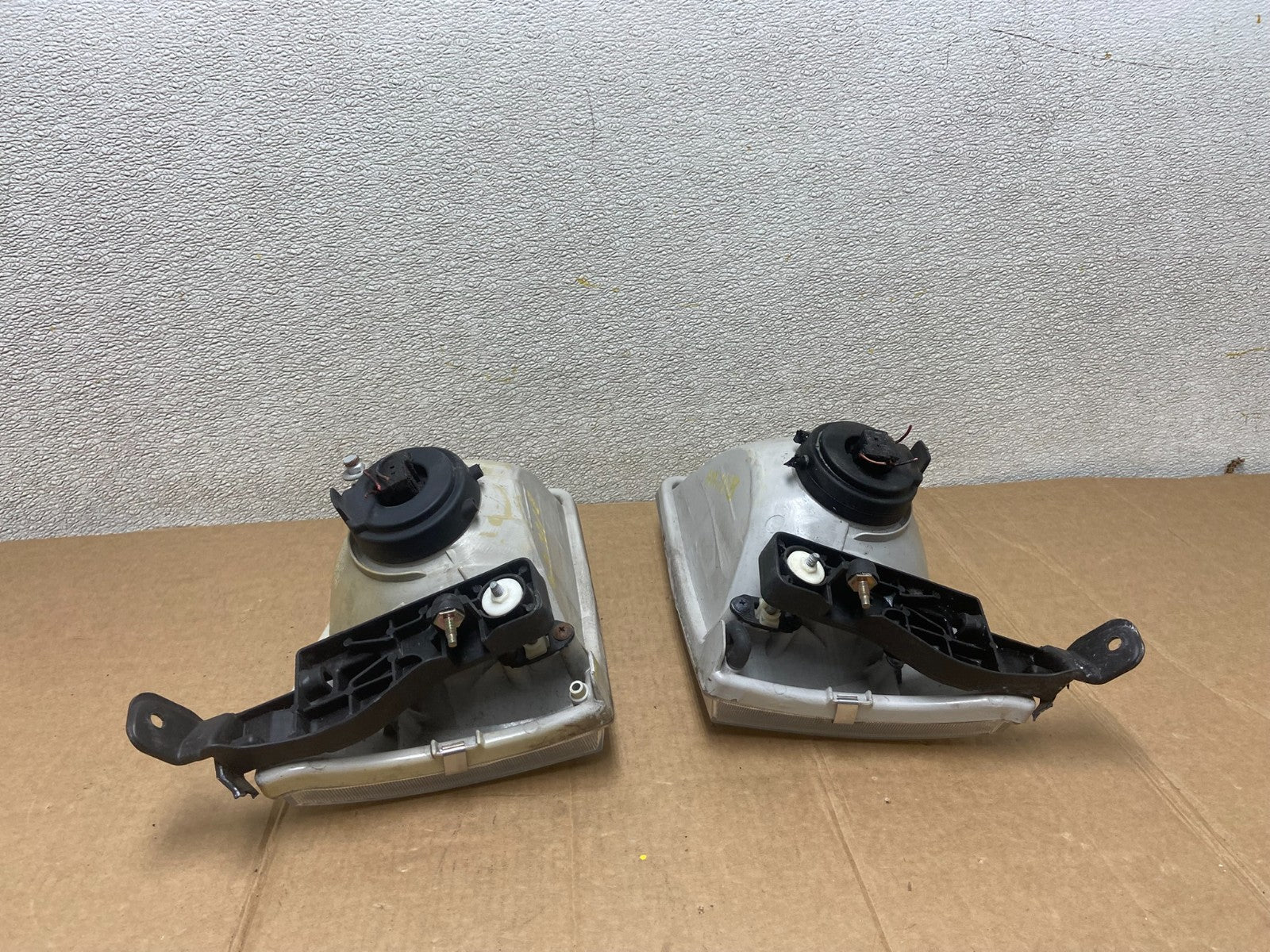 2001 2002 2003 Toyota Sienna Left+Right Side Set Headlights Halogen AA1118 DW8