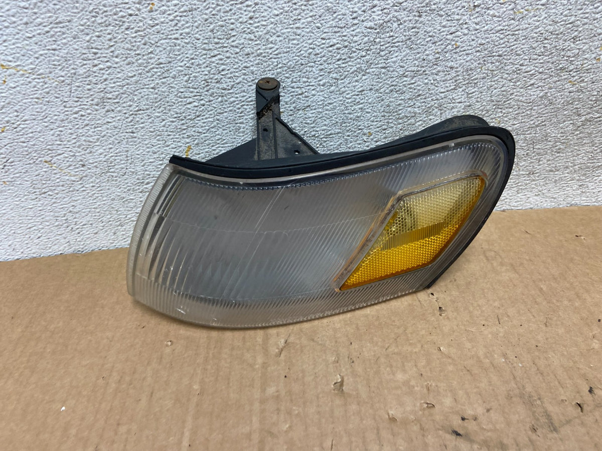 1993 to 1997 Toyota Corolla Left Driver LH Corner Marker Turn Signal AI4570 DW0