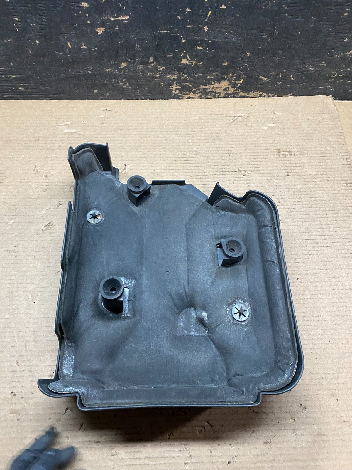 2004 2005 2006 Chevrolet Equinox Engine Cover 3.4L OEM  V7083 DG6