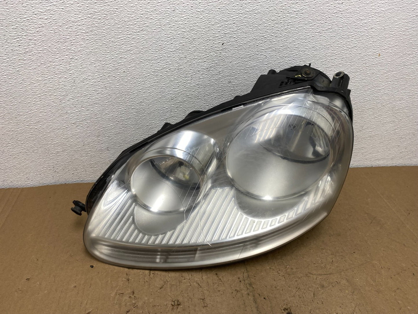2005 to 2010 Volkswagen Jetta Left Driver LH Side Headlight Halogen AC6007 DW0