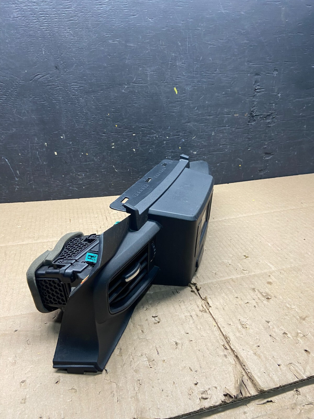 2020 to 2023 Ford  Explorer Console Radio Display Screen Air Vents L5491 DG Oem1