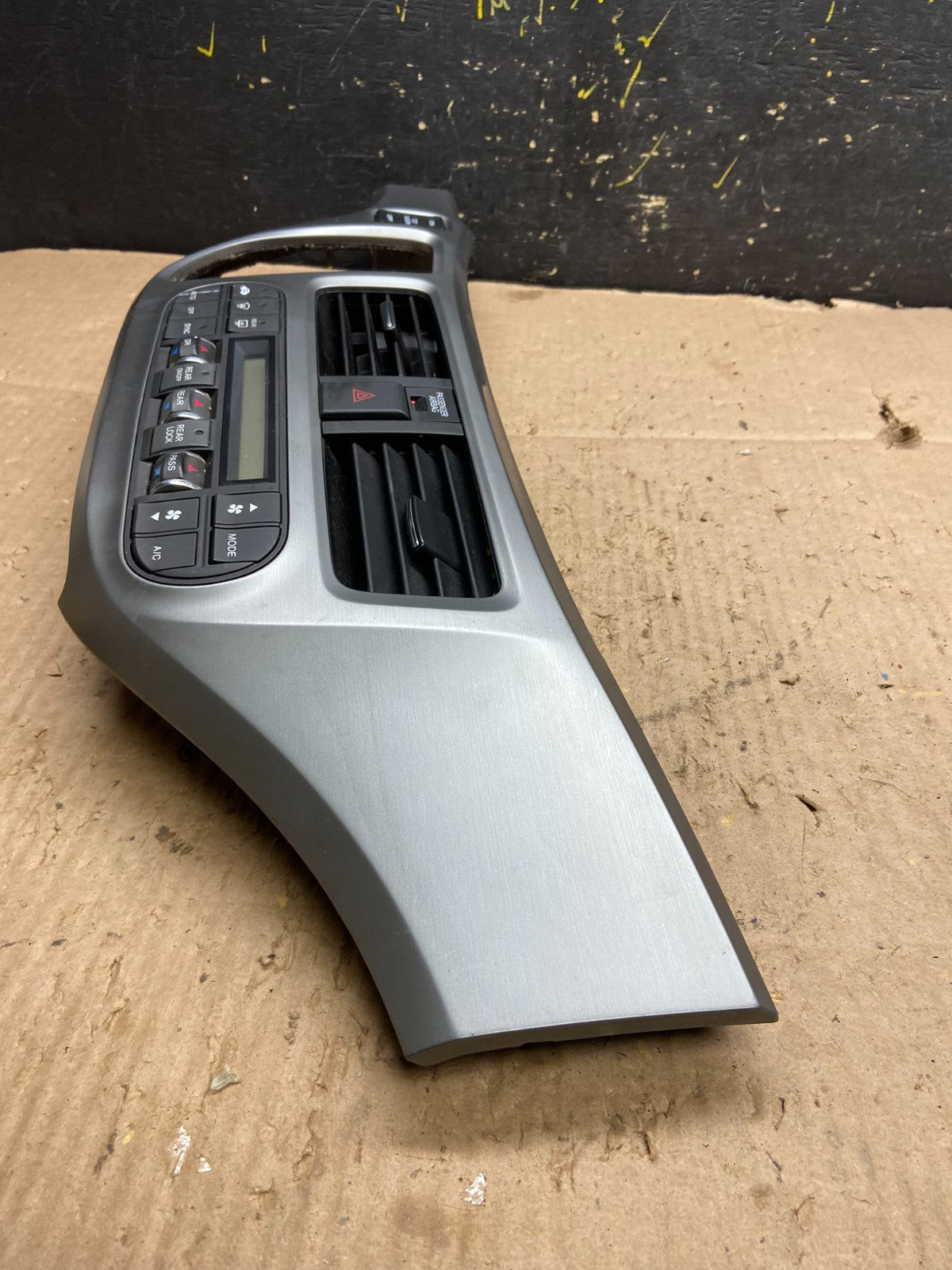2005 to 2010 Honda Odyssey  Radio Climate Control Dash Trim Bezel Y7934   DG2